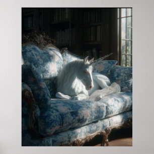 Einhorn ruht auf floralem Sofa Poster