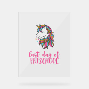 Einhorn-Shirt für Mädchen zum letzten Tag im Kinde Acrylschild