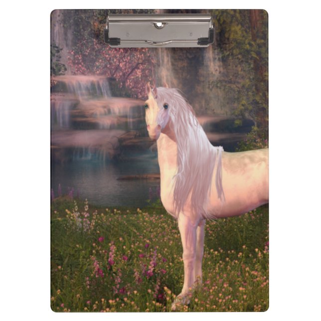 Einhorn vor einem Wasserfall Klemmbrett (Vorderseite)