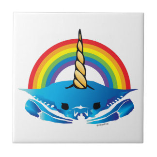 Einhornkrabbe unter dem Regenbogen Fliese