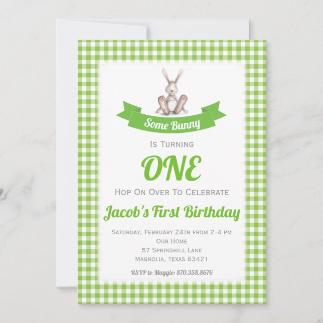 Einige Bunny Green Gingham Birthday Einladung (Vorderseite)