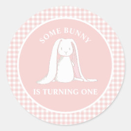 Einige Bunny ist One Pink Gingham Birthday Paper P Runder Aufkleber