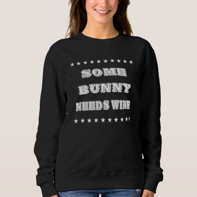 Einige Bunny Needs Wine Spaß Sweatshirt (Vorderseite)