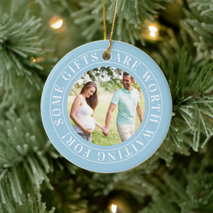 Einige Geschenke Blau Erwartet Baby Maternity Foto Keramik Ornament