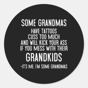 Einige Grandmas haben Tattoos zu viel und werden e Runder Aufkleber