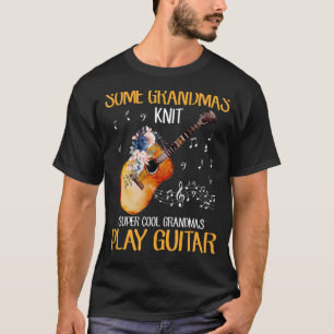 Einige Grandmas Strick Cool Grandmas spielen Gitar T-Shirt