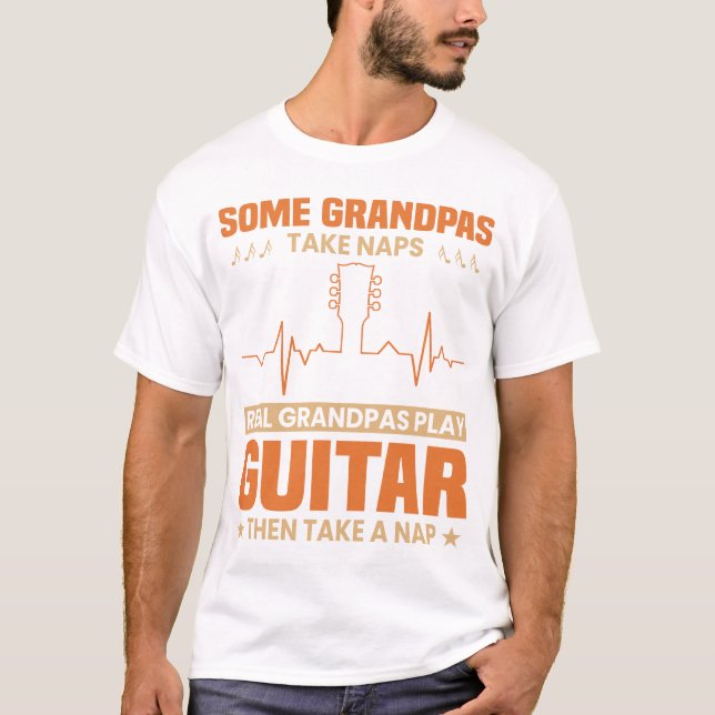 Einige Grandpas Nickerchen spielen Gitarre T-Shirt (Vorderseite)