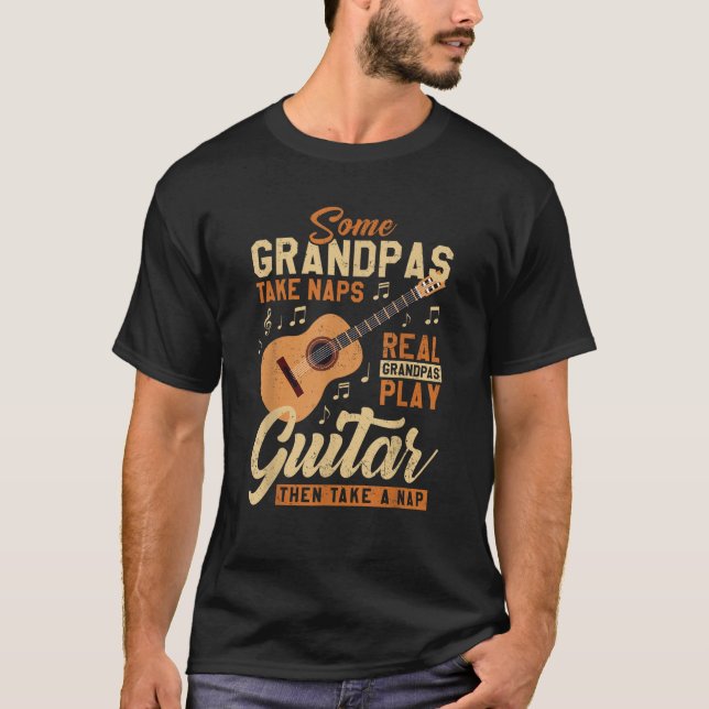 Einige Grandpas Nickerchen spielen Gitarre T-Shirt (Vorderseite)