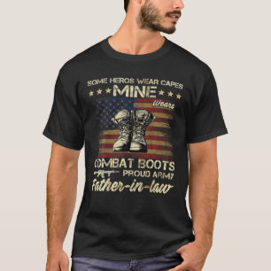 Einige Helden tragen Kaps, die Kampfstiefel tragen T-Shirt
