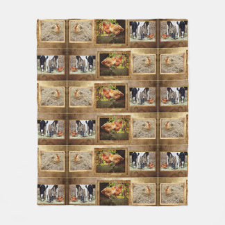 Einige Hühner und eine Pferdedecke Fleecedecke