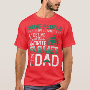 Einige Leute müssen warten, um ihren Lieblingsfieb T-Shirt
