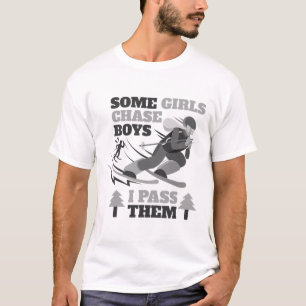 Einige Mädchen jagen Jungen, ich pinkle sie lustig T-Shirt