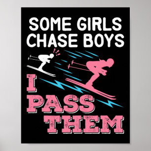 Einige Mädchen jagen Jungen, ich puste sie lustig Poster