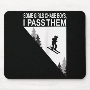 Einige Mädchen jagen Jungen, ich überhole sie Ski- Mousepad