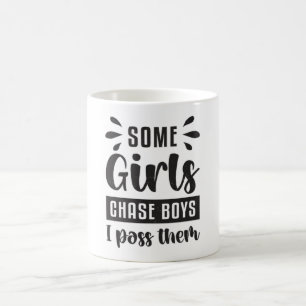 Einige Mädchen jagen Jungs, die ich am Schwimmbad Kaffeetasse
