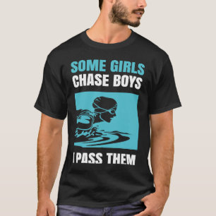 Einige Mädchen jagen Jungs, die ich übergeben sie T-Shirt