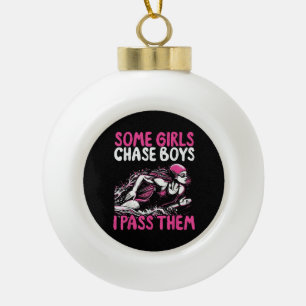 Einige Mädchen jagen Jungs, die ich vorbei bin - F Keramik Kugel-Ornament
