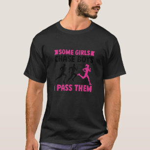 Einige Mädchen Jungs, die die Girl-Spur laufen, un T-Shirt