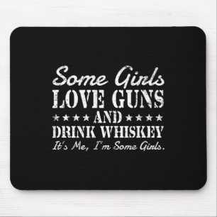 Einige Mädchen Liebe Gewehre trinken Whiskey sein  Mousepad