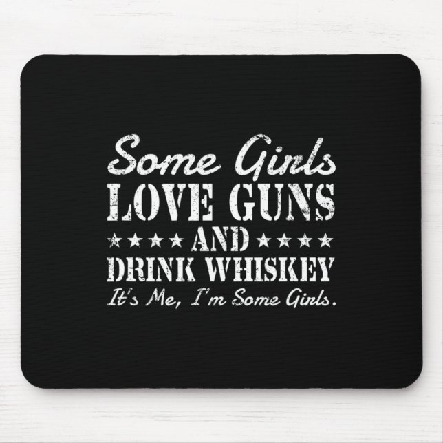 Einige Mädchen Liebe Gewehre trinken Whiskey sein  Mousepad (Vorne)