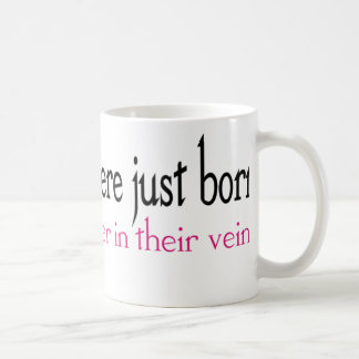 Einige Mädchen sind mit Glitzer in ihren Venen geb Kaffeetasse