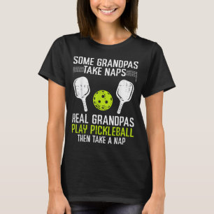 Einige Omas machen ein Nickerchen, spielen richtig T-Shirt