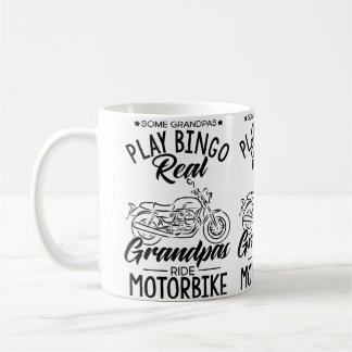 Einige Omas spielen Bingo, echte Omas fahren Motor Kaffeetasse