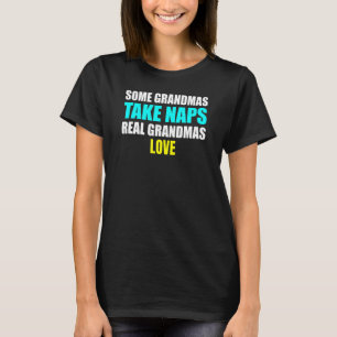Einige Omas von Frauen machen ein Nickerchen, echt T-Shirt