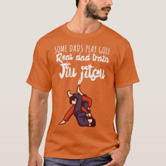 Einige Väter spielen Golf Real dad Zug jiujitsu T-Shirt