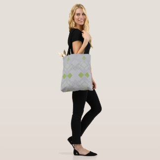 Einkaufstasche mit grüner Tasche
