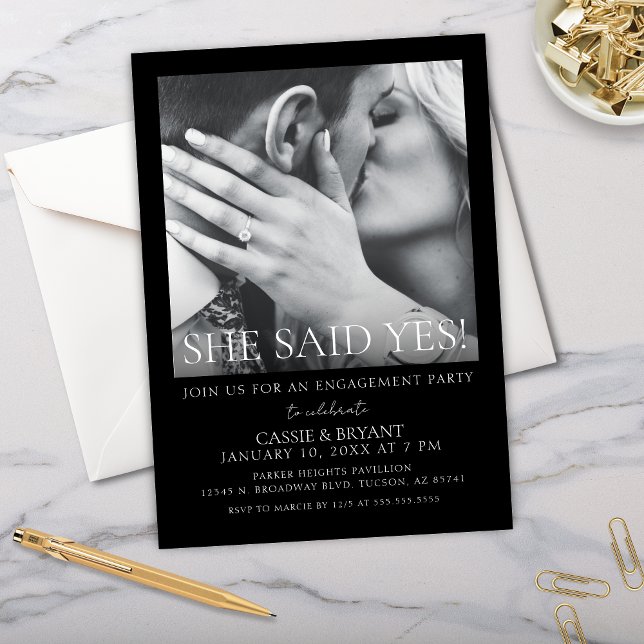 Einladung moderner Script-Hochzeitspartei (Elegant she said yes engagement party invitations with modern black and white theme and photo)