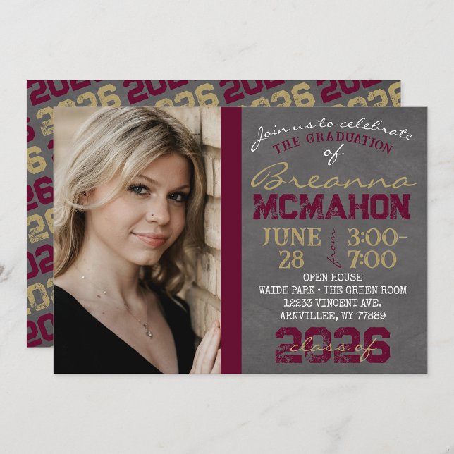 Einladung von Burgund & Gold Chalkboard Abschluss (Repeating Class Year Chalkboard Graduation Photo Invitations)