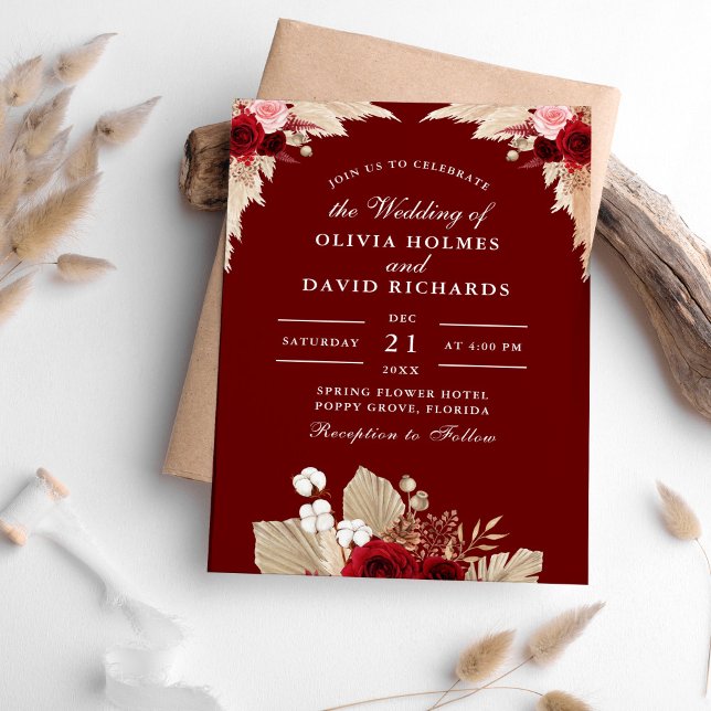 Einladung von Burgunder Rose und Pampas Grass Hoch (Burgundy Roses and Pampas Grass Wedding Invitation on a table surrounded with pampas grass.)