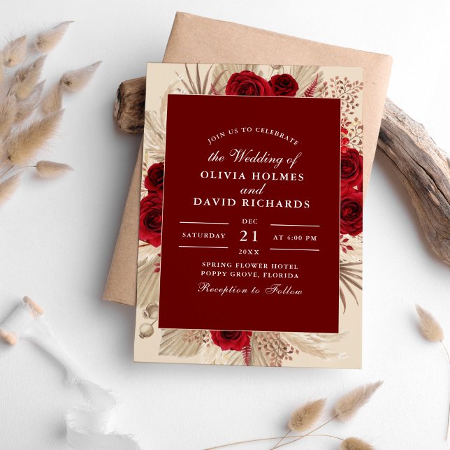 Einladung von Burgunder Rose und Pampas Grass Hoch (Burgundy Roses and Pampas Grass Wedding Invitation on table surrounded with pampas grass.)