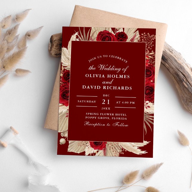 Einladung von Burgunder Rose und Pampas Grass Hoch (Burgundy Roses and Pampas Grass Wedding Invitation on a table surrounded with pampas grass.)