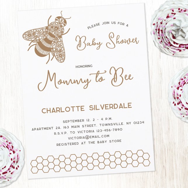 Einladung von Mami zu Bee Baby Shower Postkarte (Modern gener neutral honeybee Mommy to Bee personalized baby shower invitation with custom text)