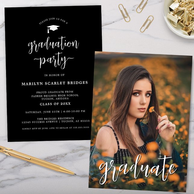 Einladung zu Black Simple Modern Script Abschluss (black simple script graduation party invitation with modern typography and single graduate portrait)