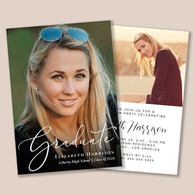 Einladung zu einer eleganten Script-Foto-Graduieru (An elegant photo graduation party invitation to celebrate the graduate's achievements)