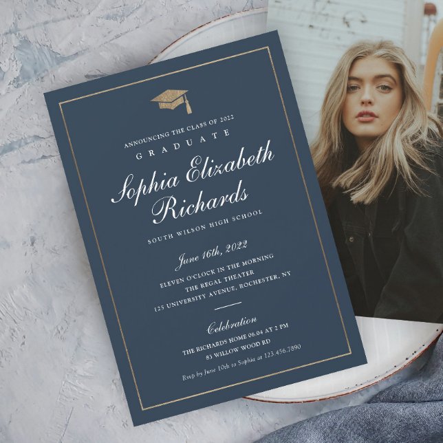 Einladung zum Abschluss für klassisches Script-Gol (Elegant calligraphy navy blue and gold photo graduation invitation.)