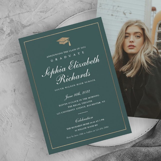 Einladung zum Abschluss für klassisches Script-Gol (Elegant calligraphy green and gold photo graduation invitation.)