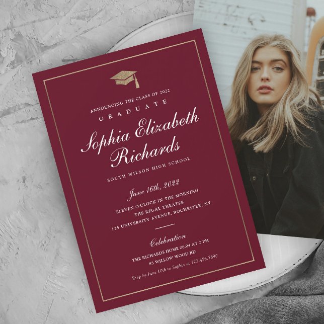 Einladung zum Abschluss für klassisches Script-Gol (Elegant calligraphy maroon and gold photo graduation invitation.)