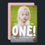 Einladung zum ersten Geburtstag des vertikalen Fot<br><div class="desc">Diese bezaubernde Einladung zum ersten Geburtstag enthält ein komplettes Foto mit weißem Overlay. Einfach die Vorlage mit Ihrem Lieblingsbild anpassen und mit Ihren Party-Informationen aktualisieren! Sie können sogar die Hintergrundfarbe der Kartenrückseite für die perfekte Touch anpassen!</div>