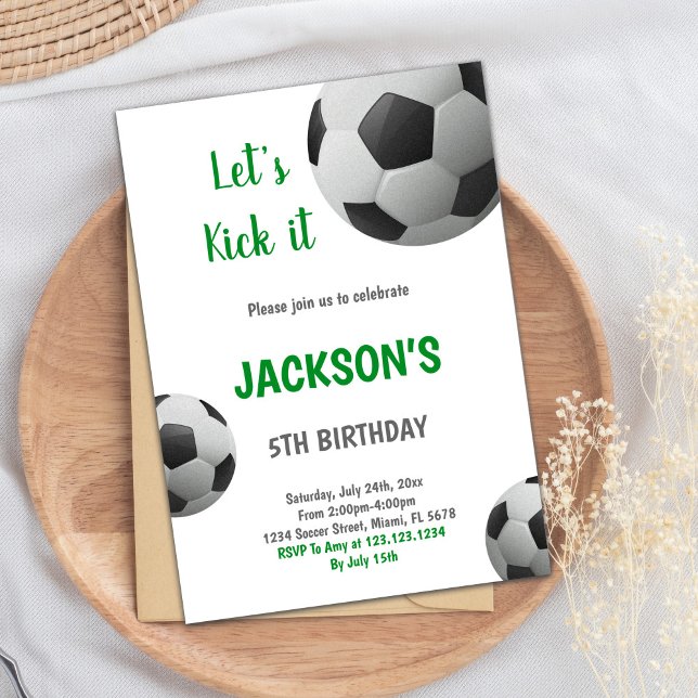 Einladung zum Schwarzweiß-Ball-Fußball (Black and White Ball Green Text Soccer Invitation)