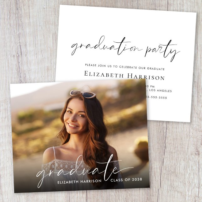 Einladung zur Foto-Script-Graduierungspartei (A personalized photo graduation party invitation to celebrate the graduate's achievements)