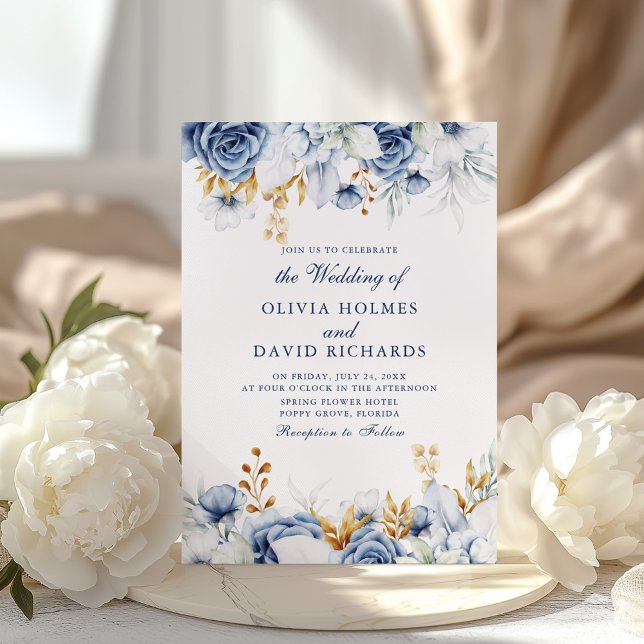 Einladung zur Hochzeit in Blau und Gold (Elegant Blue and Gold Floral Wedding Invitation on a sunny boho table with white peonies)