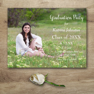 Einladung zur White Text Graduation Party Postkarte