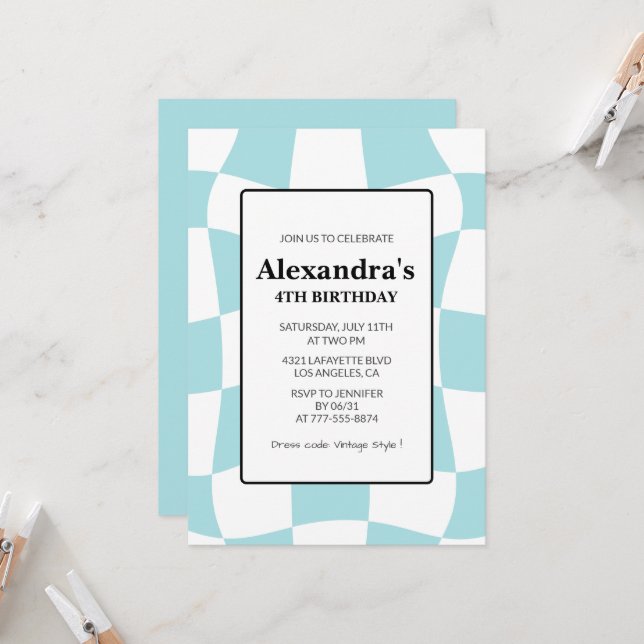 Einladungen zum 4. Geburtstag Retro Checkered Blue (Vorderseite/Rückseite Beispiel)