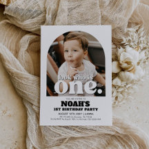 Einladungs-Look am 1. Geburtstag, der eine Einladu