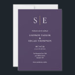 Einmalige Hochzeit von lila und Gold Einladung<br><div class="desc">Diese schicke,  minimalistische Hochzeitseinladung kann mit Ihren Monogramm-Initialen und den Einzelheiten des Hochzeitstages auf lila Hintergrund personalisiert werden. Entwickelt von Thisisnotme©</div>