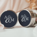 Einmalige Hochzeit von Schwarz-Weiß-Ampersand Runder Aufkleber<br><div class="desc">Siegel Sie Ihre Einladung Umschläge oder Favoriten mit diesen eleganten,  soliden Hochzeitsaufklebern mit Ihren Initialen in einem Monogramm,  verbunden mit einem dekorativen Skriptampersand,  auf einem marineblau Hintergrund für einen einfachen und zeitlosen Look. Entworfen,  um unsere Ampersand Monogram Hochzeitskollektion zu erfüllen.</div>